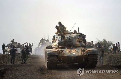 시리아 북서부로 진격하는 터키군 탱크