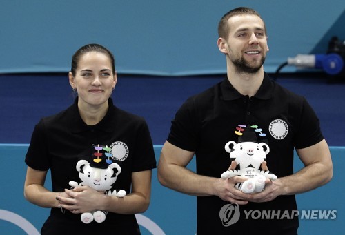 아내와 함께 평창올림픽 동메달 획득한 크루셸니츠키 [AP=연합뉴스 자료 사진]