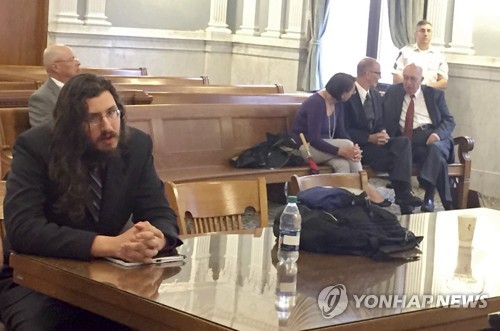 법정에 출석한 아들 마이클 로톤도씨