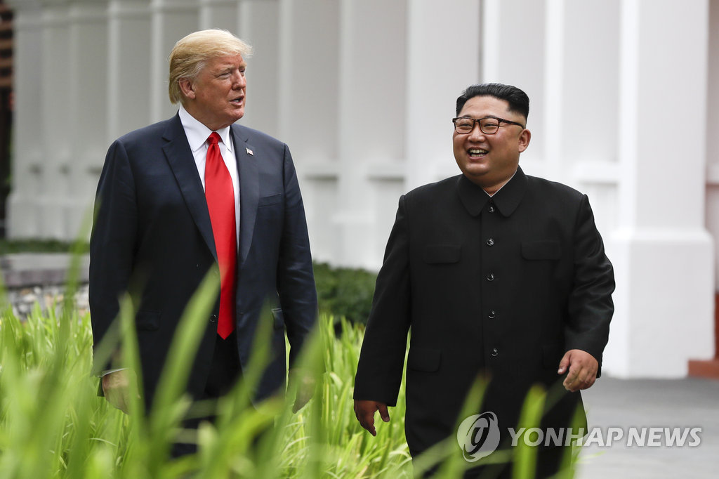 산책을 즐기는 김정은·트럼프