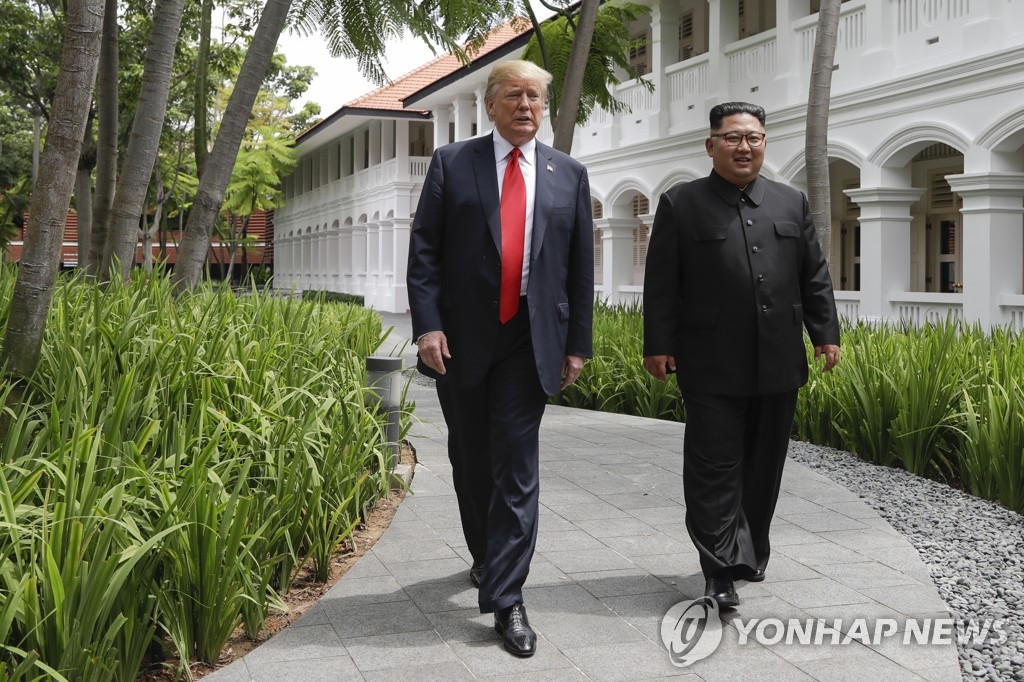 산책을 즐기는 김정은·트럼프