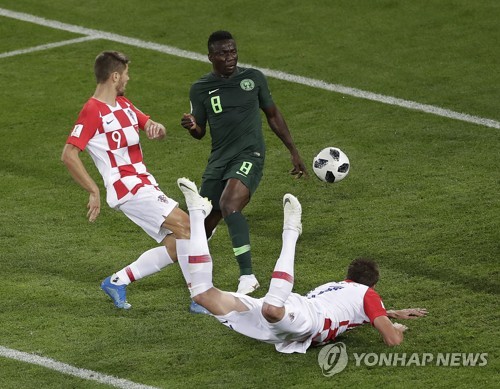 크로아티아의 마리오 만주키치(오른쪽)가 헤딩슛을 시도하고 있다.만주키치가 헤딩한 공은 나이지리아 오그헤네카로 에테보(가운데)이 몸에 맞고 자책골로 연결됐다. [AP=연합뉴스]