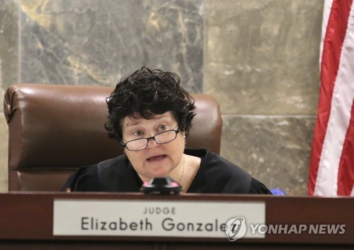형 집행 잠정 중단 판결을 내린 엘리자베스 곤잘레스 판사