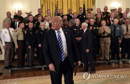 밥 우드워드 관련 기자 질문에 격앙하는 트럼프 (AP= 연합뉴스)