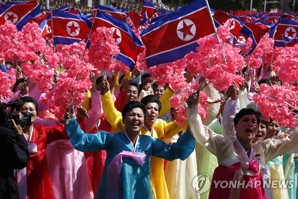 열병식 참석한 북한 시민들 