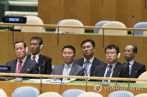 리용호 북한 외무상의 기조연설을 듣고 있는 유엔주재 북한 대표부