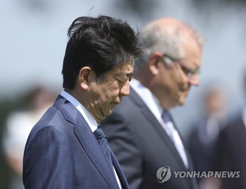 호주 전몰자위령비서 묵념하는 아베 총리