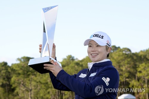 우승 트로피 들고 미소짓는 지은희