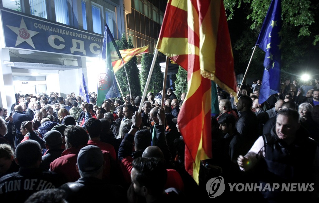 5일(현지시간) 치러진 대선 결선투표에서 승리한 펜다로브스키 후보 지지자들.