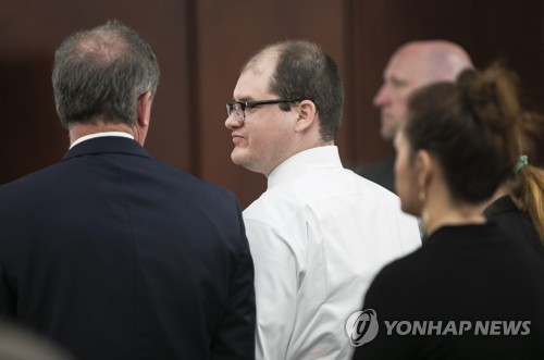 법정에 선 티머시 존스(37)