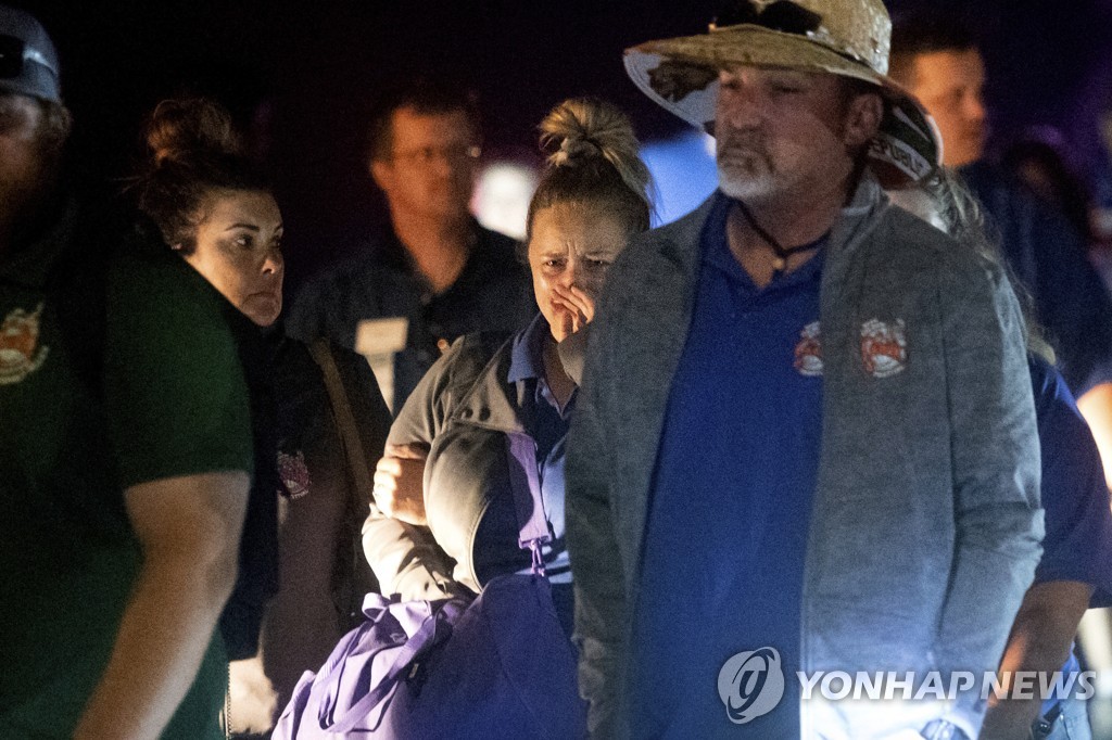 美캘리포니아 '마늘 축제' 총격 후 대피한 참가자들의 불안한 표정