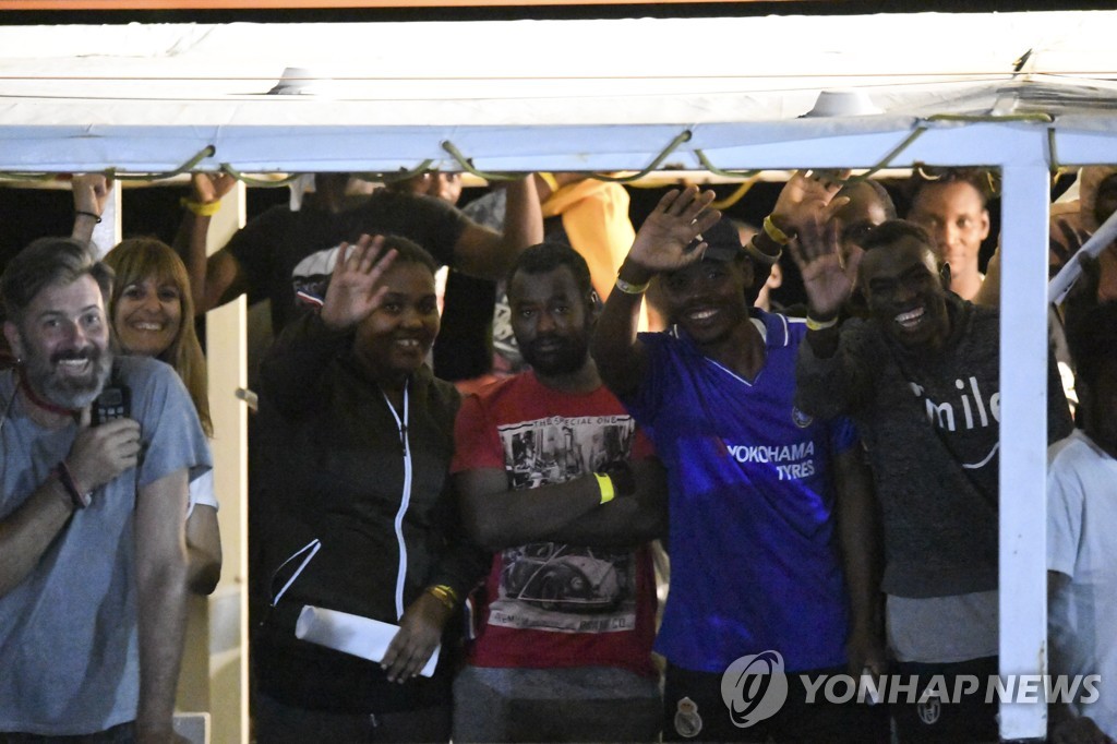 손 흔드는 '오픈 암즈' 구조선 난민들