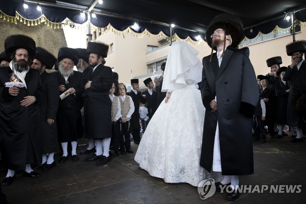 ′이색 결혼식 풍경′…′초정통 유대교′의 결혼식