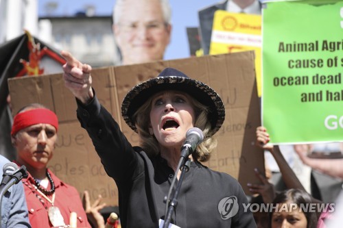 지난 9월 LA에서 열린 기후변화 집회에서 발언하는 제인 폰다