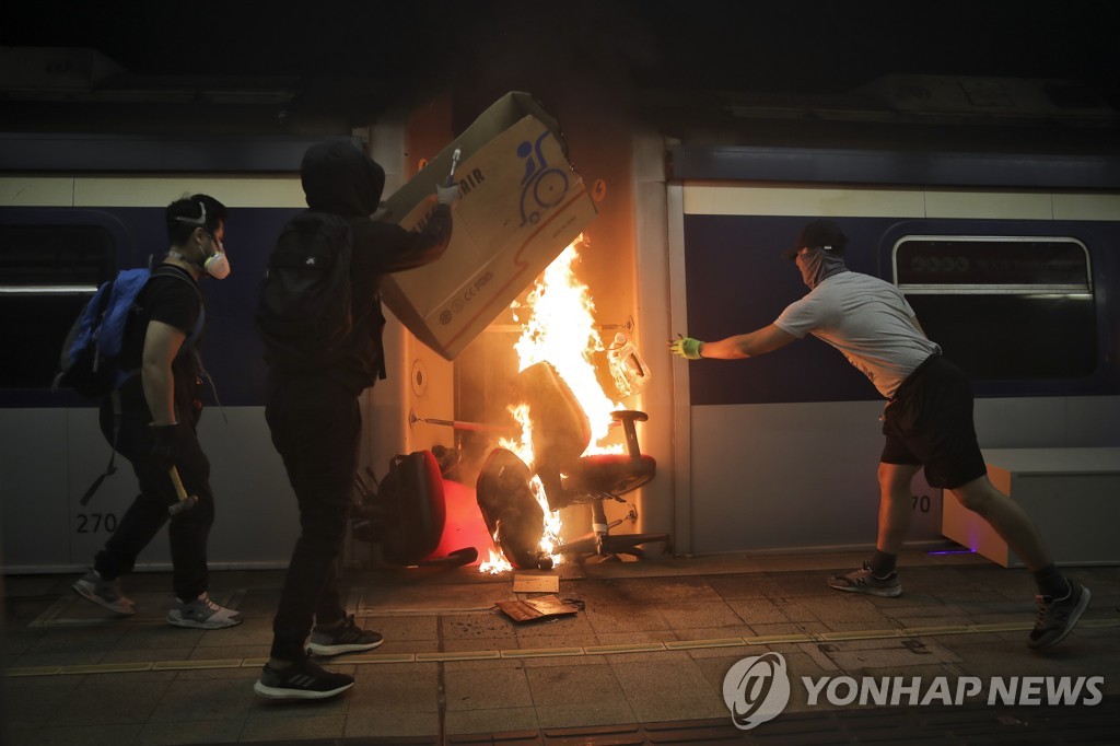 지하철 불지르는 홍콩 시위대