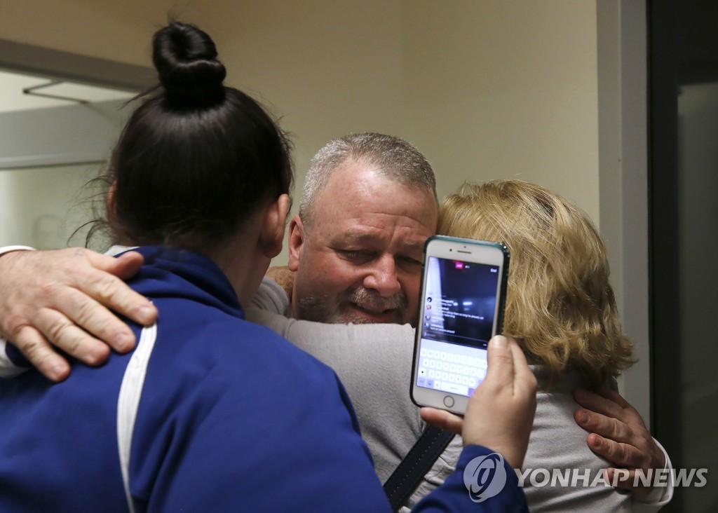 무죄 석방 후 가족들과 포옹하는 리키 데이비스