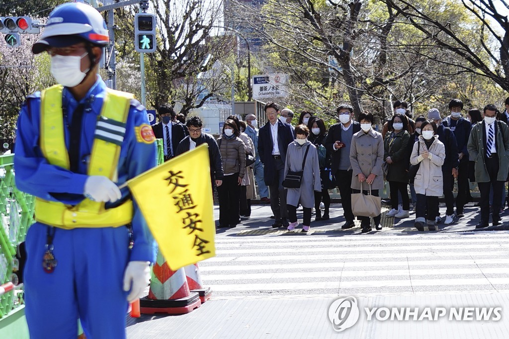 마스크를 쓰고 있는 일본 도쿄 시민들