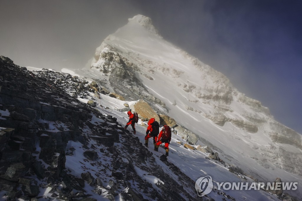 "에베레스트 높이 바뀌나"…중국 측량팀 정상 등반