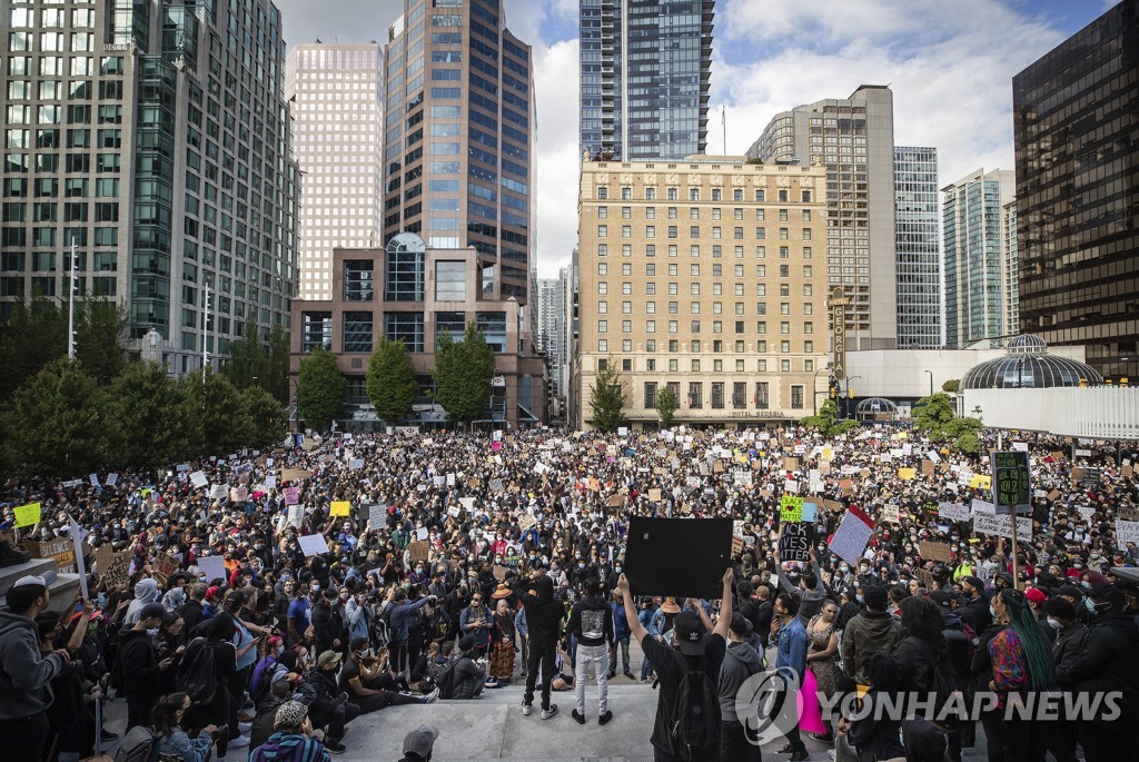지난달 31일(현지시간) 캐나다 밴쿠버에서 수천명이 모여 인종차별과 경찰 폭력 항의 시위를 벌이고 있다.
