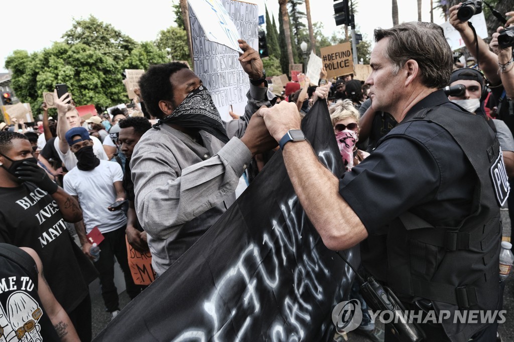 미국 로스앤젤레스에서 경찰과 대립하는 시위대