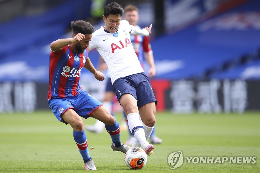 In this Associated Press photo, Son Heung-min of Tottenham Hotspur (R) battles Andros Townsend of Crystal Palace for the ball during their Premier League match at Selhurst Park Stadium in London on July 26, 2020. (Yonhap)