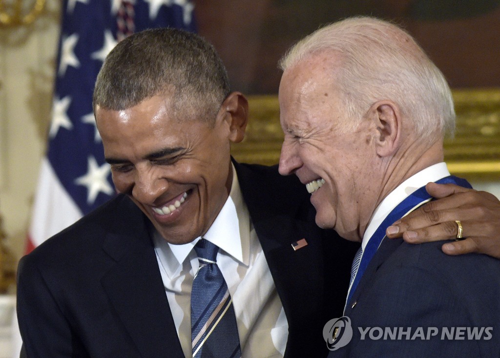 2017년 백악관 행사에서 함께 웃는 버락 오바마 대통령과 조 바이든 부통령 [AP=연합뉴스]