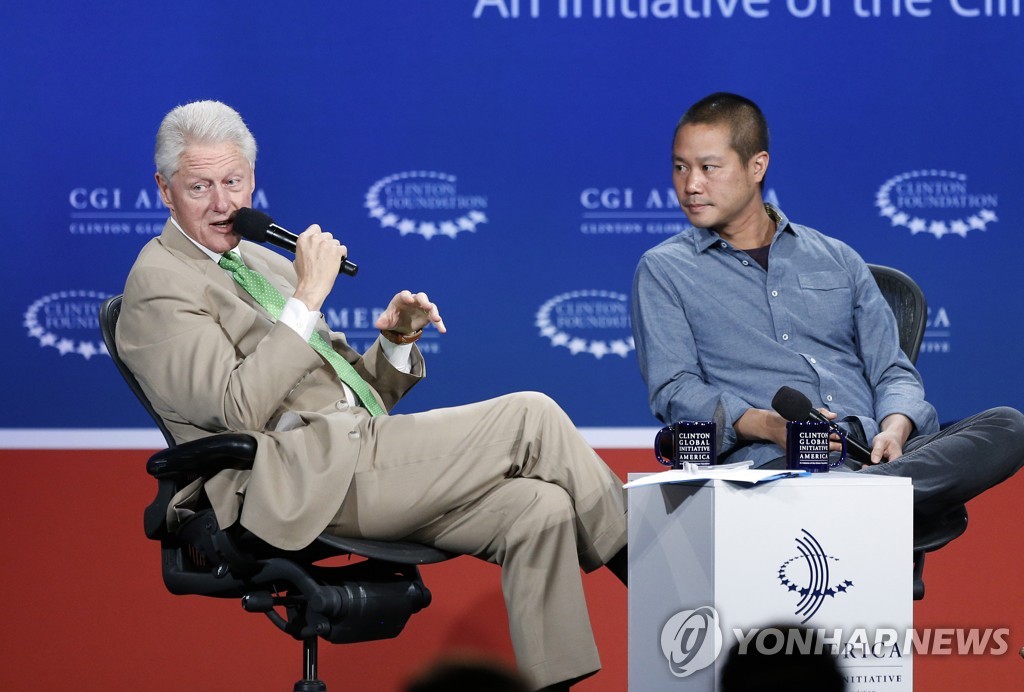 2014년 빌 클린턴 전 대통령과 대담하는 토니 셰이 재포스닷컴 CEO.