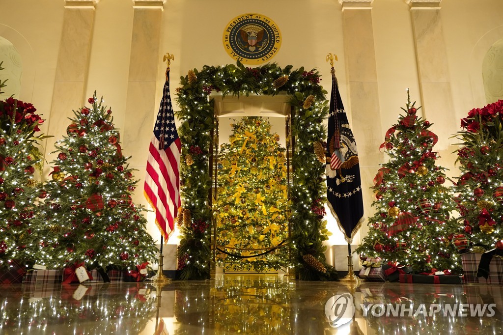 미국 백악관 블루룸에 전시된 5.49ｍ 크기의 성탄절 트리