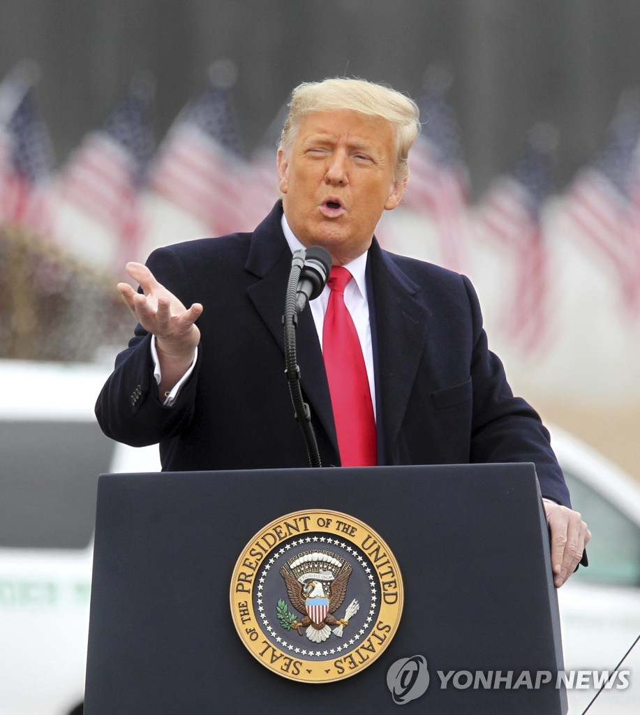 올해 1월 멕시코 국경장벽에서 연설하는 트럼프 미국 대통령[AP=연합뉴스 자료사진]