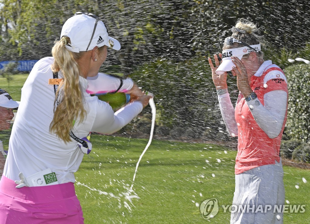 동생 넬리 코르다의 우승을 축하해주는 제시카 코르다