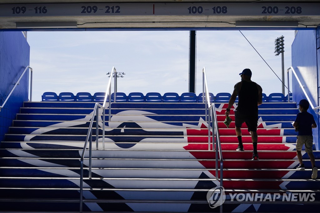 In this Associated Press file photo from March 2, 2021, fans arrive at TD Ballpark in Dunedin, Florida, for a major league spring training game between the home team Toronto Blue Jays and the Philadelphia Phillies. (Yonhap)