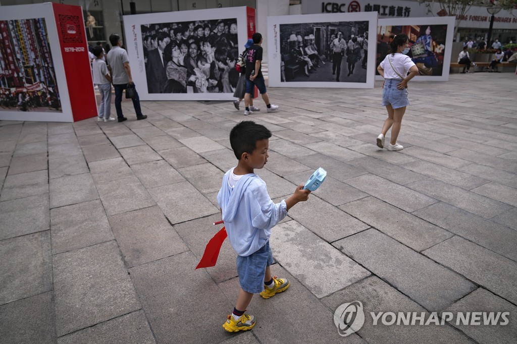 중국 공산당 창당 100주년을 맞아 베이징에 전시된 사진들 [AP=연합뉴스]
