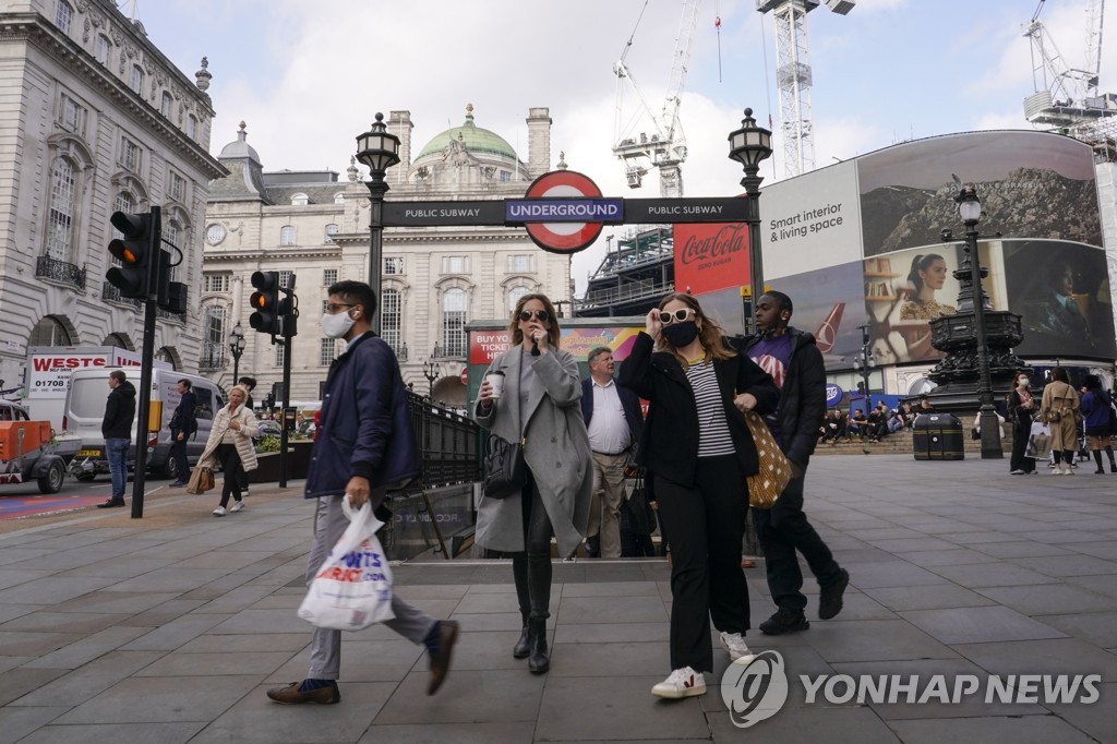 [런던=AP 연합뉴스] 지난 19일 런던 사람들이 마스크를 쓴 채 런던 피카딜리 서커스 역을 나오고 있다. photo@yna.co.kr 2021. 10. 19 