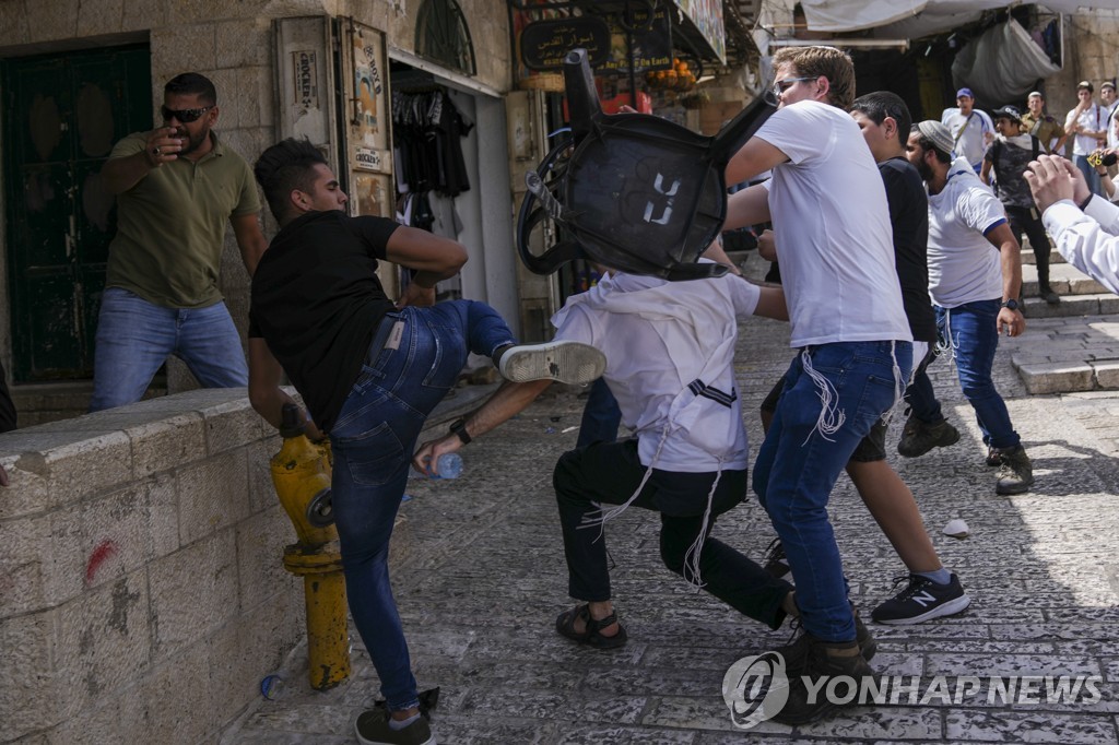 이스라엘 우파, 팔레스타인 청년들과 충돌