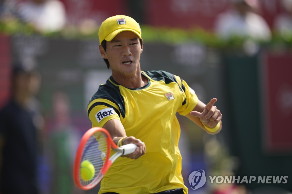 In this Associated Press photo, Kwon Soon-woo of South Korea returns a shot to Jenson Brooksby of the United States during their men's singles round of 16 match at the ATP Eugene Korea Open at Olympic Park Tennis Center in Seoul on Sept. 29, 2022. (Yonhap)