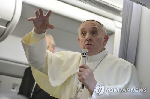 프란치스코 교황, 전용기에서 첫 기내 기자회견