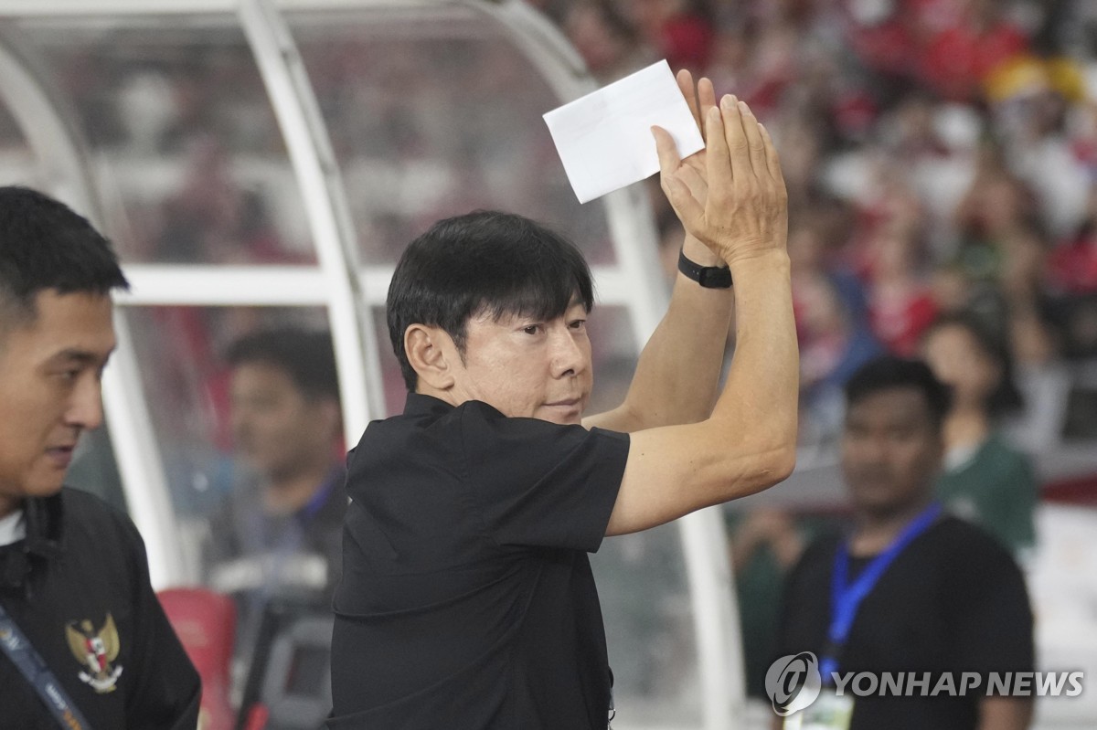 팬들에게 박수를 보내는 신태용 인도네시아 축구대표팀 감독