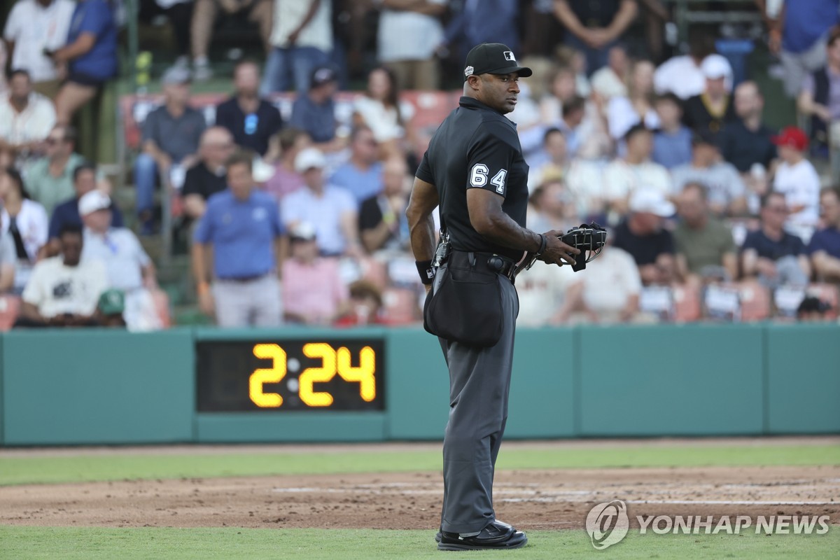 흑인리그 헌정 경기를 주관한 MLB 흑인 심판