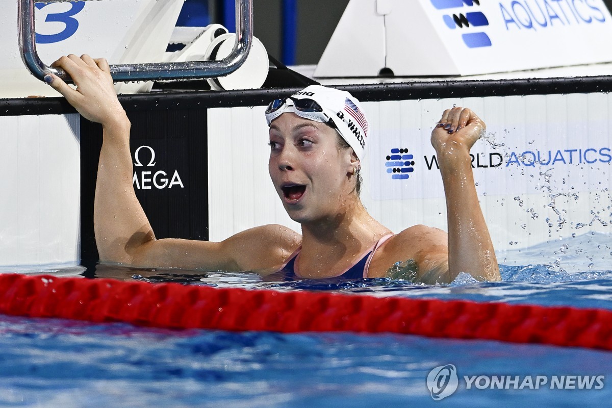 여자 접영 50ｍ 쇼트코스 세계신기록을 세운 뒤 놀란 표정의 월시.