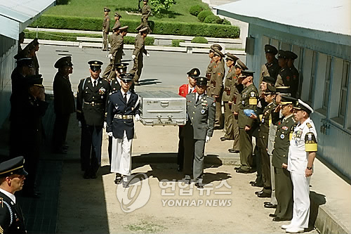 미군유해 송환 모습. 1998.5.25.