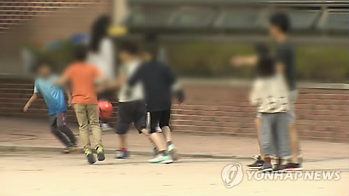 실외 운동장에서 공놀이하는 아이들
