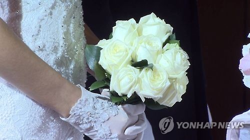 기혼여성 절반 "작은 결혼 못했다"…이유 1위는 '가족반대' - 1