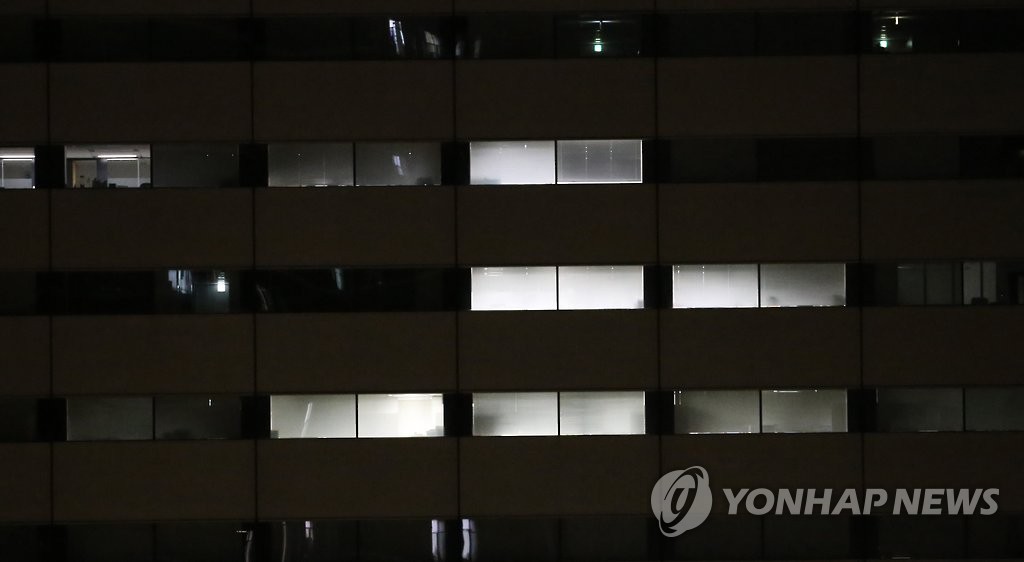 일본 도쿄 도심의 한 사무실용 건물이 휴일 밤에도 불을 밝히고 있다.[연합뉴스 자료사진]