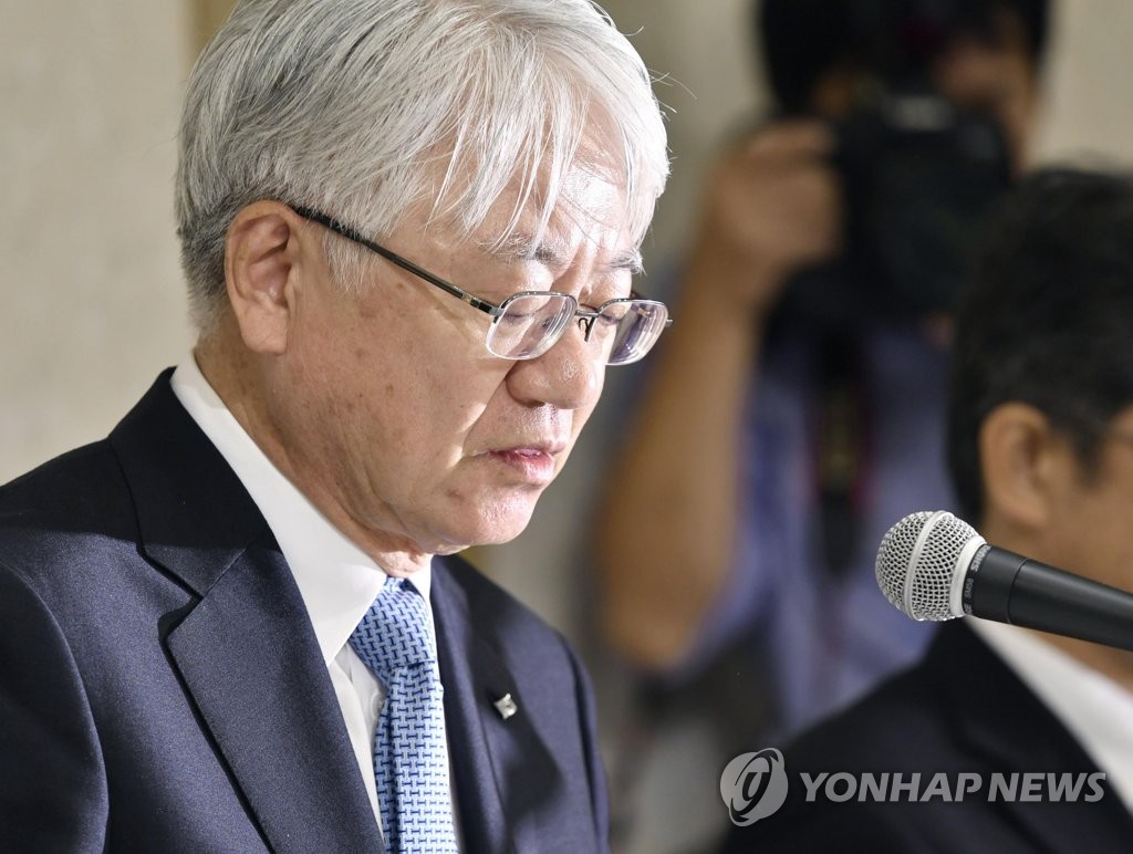 심각한 표정의 고베제강 회장