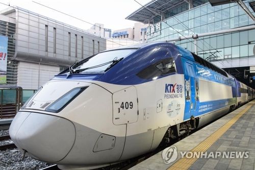 서울역에서 출발을 기다리는 서울∼강릉 KTX