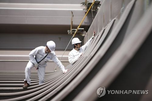 건조 중인 선박 검사 장면