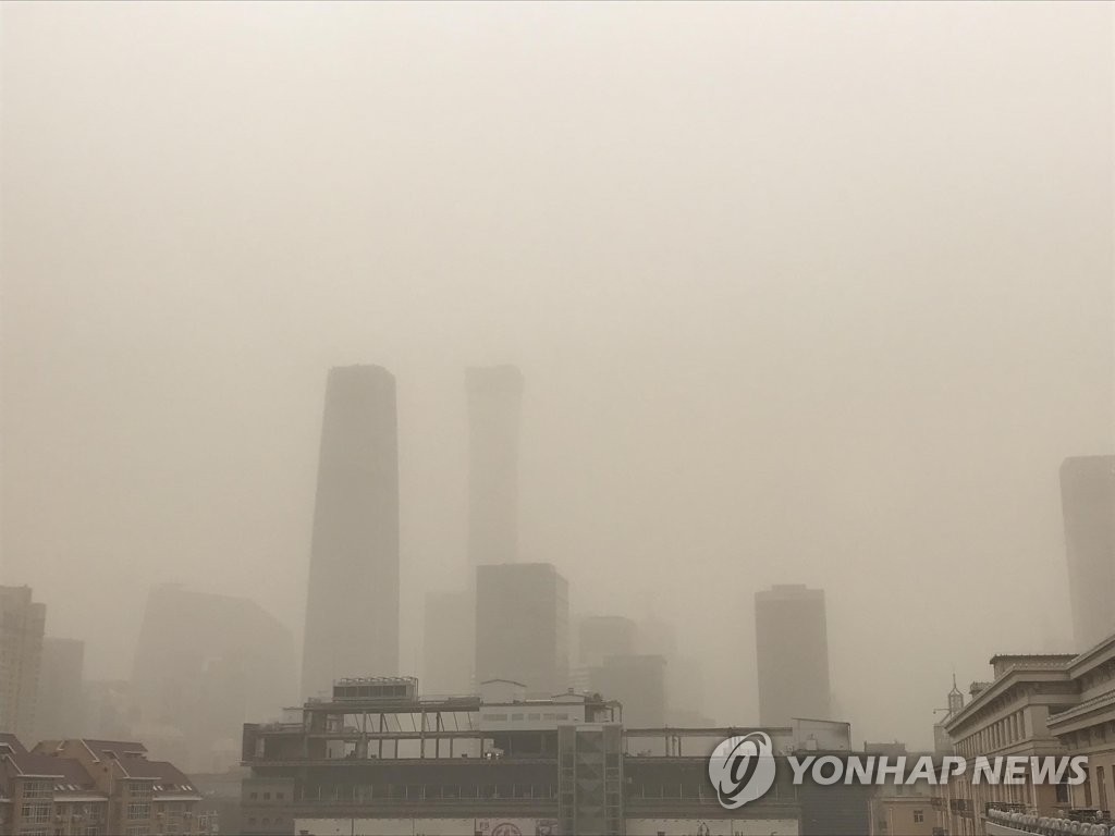 황사로 자욱한 베이징 시내