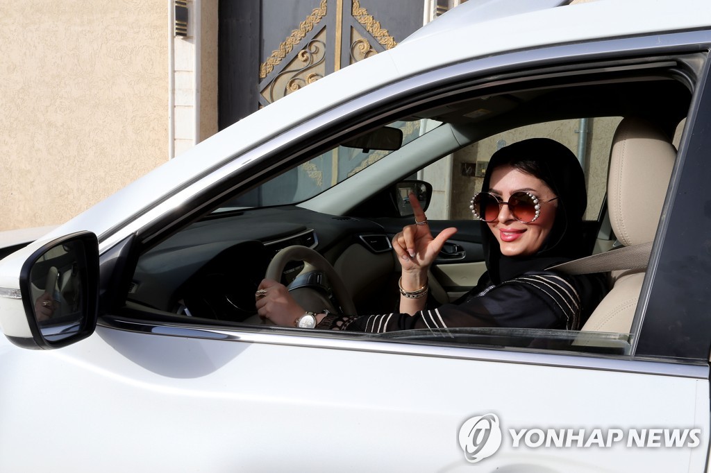 지난해 6월 사우디에서 여성 운전을 금지하는 규정이 폐지된 직후, 한 여성이 자신의 차에서 포즈를 취하고 있다.