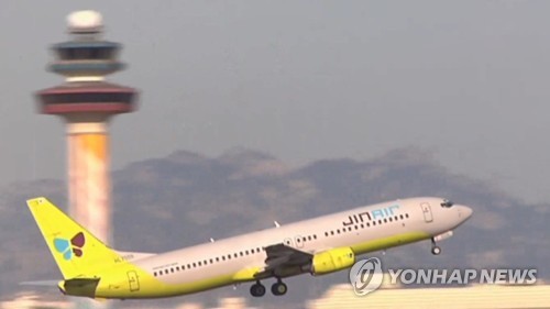 활주로에서 이륙하는 진에어 여객기