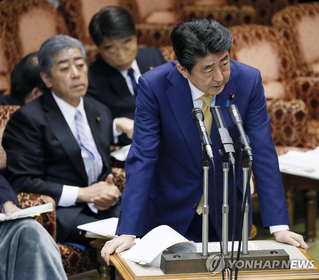 아베 신조 일본 총리가 2019년 3월 18일 오후 참의원 예산위원회에서 질문에 답하고 있다. [교도=연합뉴스 자료사진]
